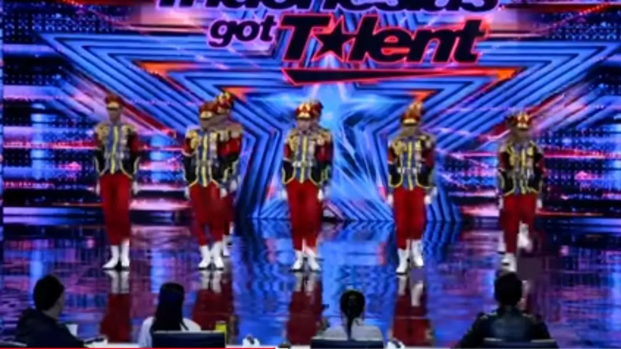 Regu Paskibra ‘Pasheman 90’ asal Garut, Jawa Barat, sesaat memasuki panggung Indonesia's Got Talent (IGT), di salah satu stasiun televisi tanah air beberapa waktu lalu. (Liputan6.com/Jayadi Supriadin)