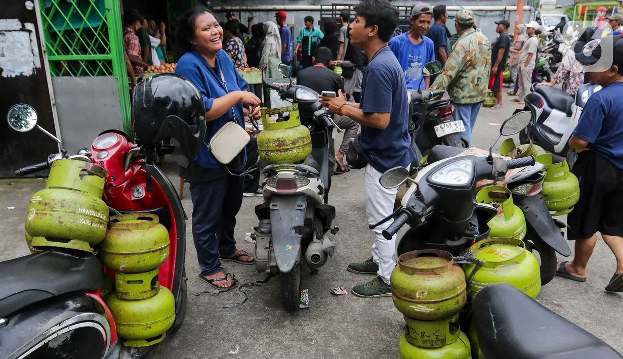 Pemerintah beralasan bahwa larangan bagi pengecer bertujuan memastikan pasokan gas elpiji subsidi 3 kilogram tetap tersedia bagi masyarakat. (Liputan6.com/Herman Zakharia)