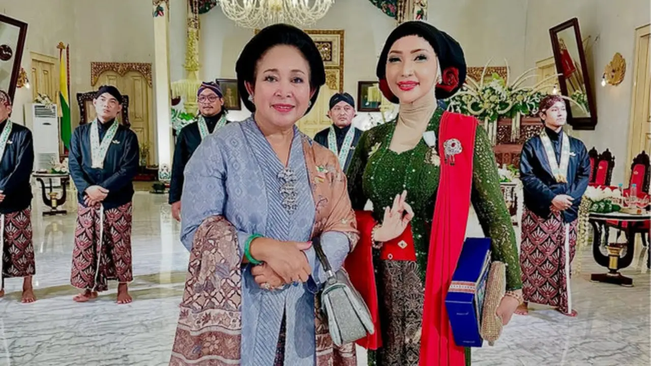 Inspirasi Model Clutch ala Roro Fitria (Foto: Instagram @roro.fitria1989)