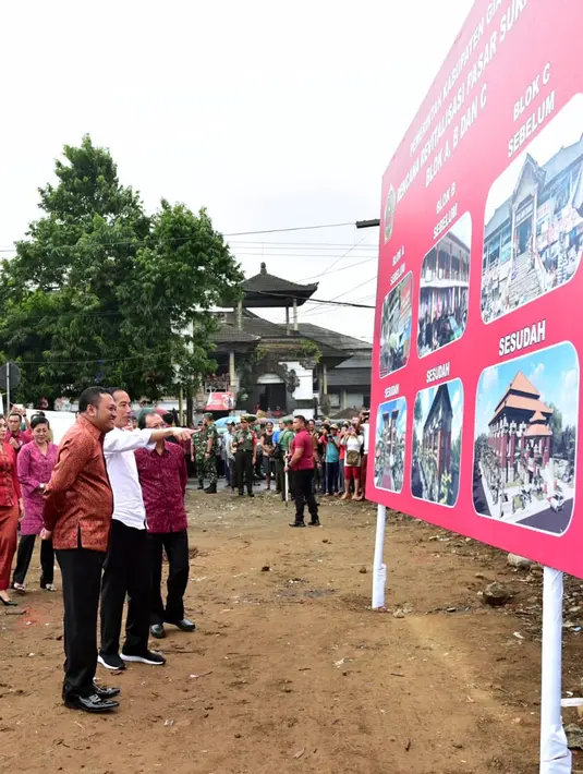 Presiden Joko Widodo atau Jokowi melihat spanduk rencana revitalisasi Pasar Sukawati di Kabupaten Gianyar, Bali, Jumat (14/6/2019). Jokowi yang ditemani Ibu Negara Iriana mengawali kunjungan kerja ke Bali dengan meninjau Pasar Sukawati. (Liputan6.com/Pool/Biro Pers Setpres)