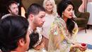 <p>Kain berwarna limau itu berasal dari koleksi Couture Festive 2024 milik desainer Nargis, yang ia padukan dengan blus kuning. (Foto: Intagram/ priyankachopra)</p>