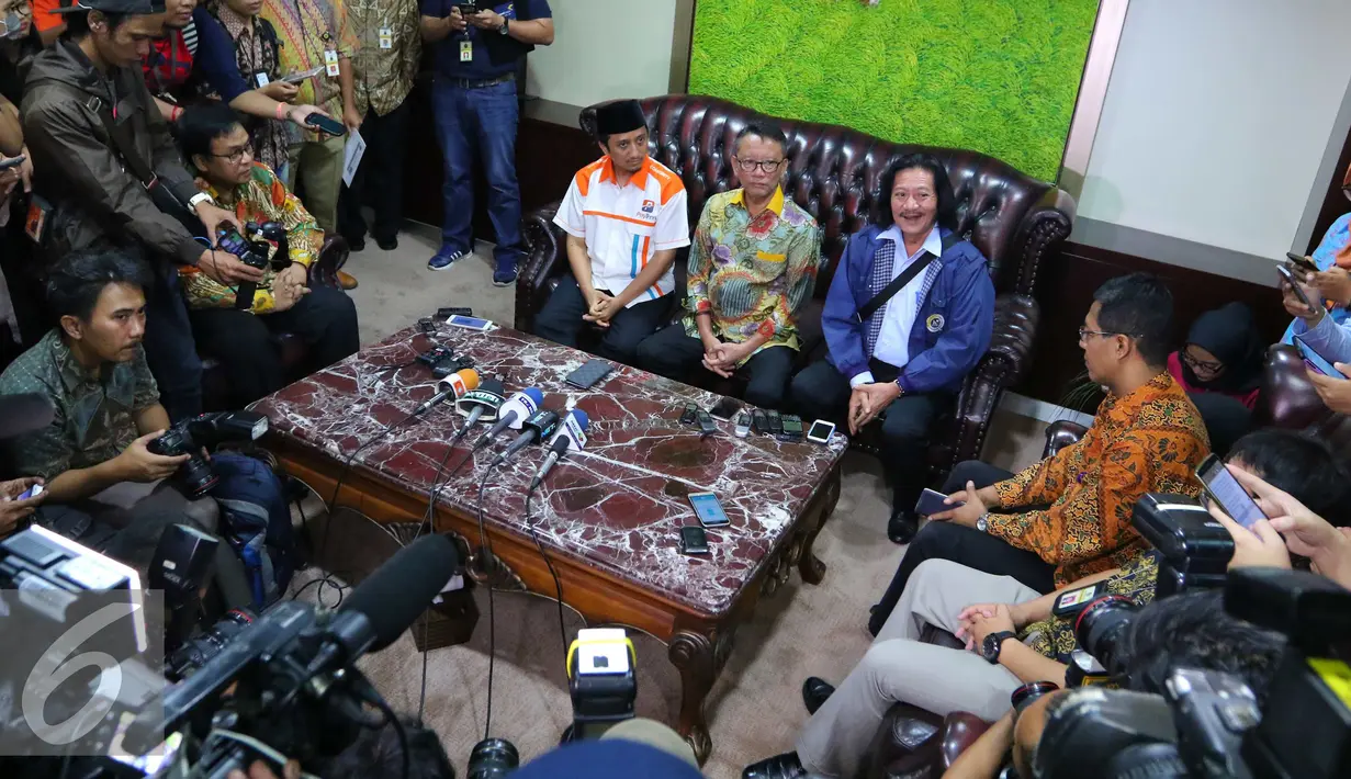 Ustadz Yusuf Mansyur (kiri), Direktur PT Indofood Sukses Makmur Tbk, Fransiscus Welirang (kanan) dan Direktur Jenderal Pajak Ken Dwijugiasteadi memberikan keterangan di Dirjen Pajak, Jakarta, (30/9). (Liputan6.com/Angga Yuniar)