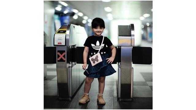 Potret Arsy Hermansyah Belajar Naik MRT (sumber: instagram/@queenarsy)