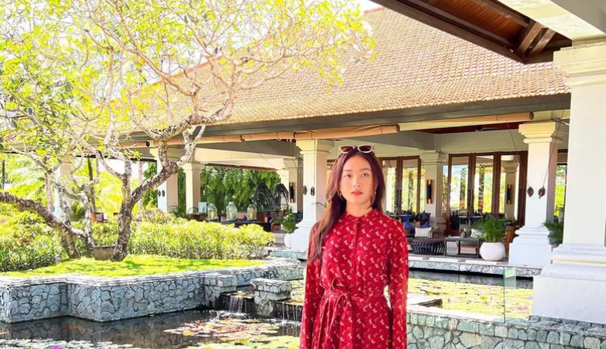 Agar terlihat lebih santai, bisa mengenakan dress selutut lengan panjang warna merah seperti yang dikenakan Natasha Wilona. [@natashawilona12]