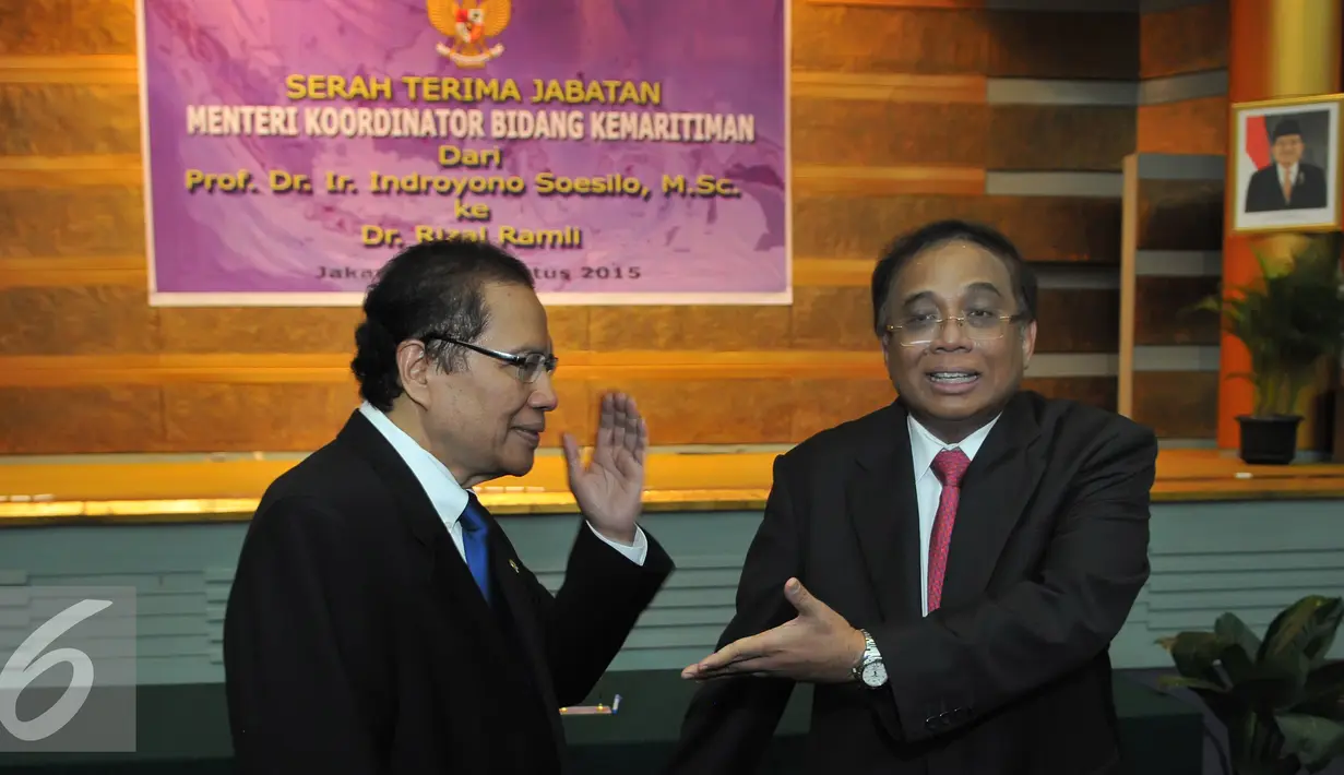 Menko Kemaritiman yang baru Rizal Ramli (kiri) berbincang dengan Indroyono Soesilo saat sertijab menteri di gedung BPPT, Jakarta, Kamis (13/8/15). Rizal resmi menggantikan Indroyono Soesilo sebagai Menko Kemaritiman. (Liputan6.com/Herman Zakharia)