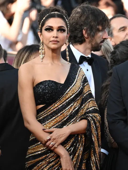 Aktris India dan anggota Juri Seleksi Resmi Deepika Padukone saat dia tiba untuk menghadiri pemutaran film "Final Cut (Coupez !)" menjelang upacara pembukaan Festival Film Cannes edisi ke-75 di Cannes, Prancis selatan (17/5/2022). (AFP Photo/LOIC VENANC)