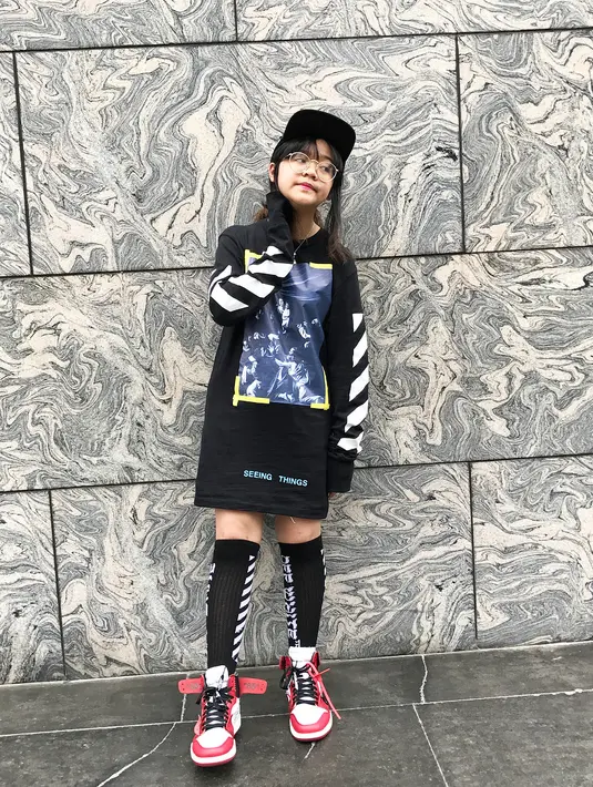 Coba lihat, gaya Cinta sungguh kekinian. Ia memakai outfit hitam dengan paduan sneakers merah dan tpinya. Gaya Cinta ini seperti anak hip hop yang keren banget. (Instagram/cintakuya)