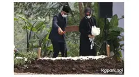 Momen Ridwan Kamil dan Atalia Praratya tabur bunga di pusara Eril. (Sumber: KapanLagi/Budy Santoso)