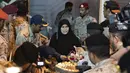 <p>Jumlah warga negara Arab Saudi yang dievakuasi mencapai 91 warga, sedangkan warga negara internasional lainnya yang berhasil dievakuasi mencapai kurang lebih 66 orang. (Saudi Ministry of Media via AP)</p>