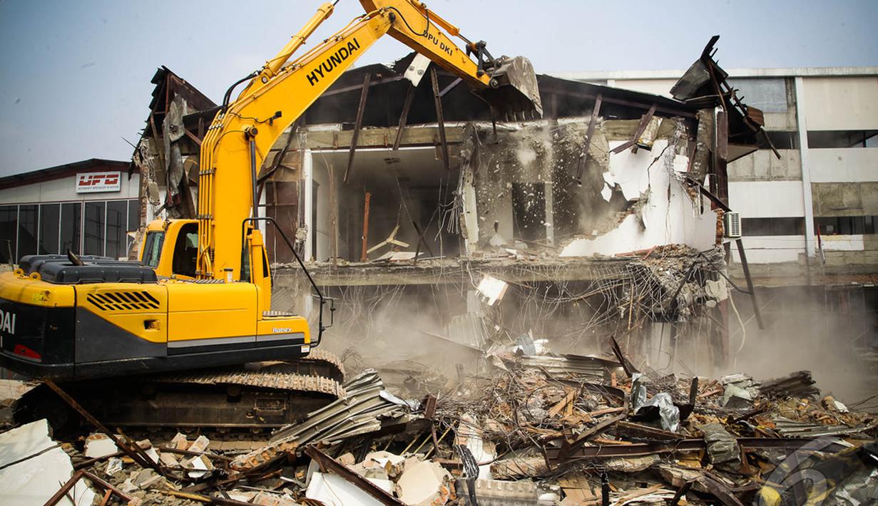 Sebuah eskavator menghancurkan bangunan di sekitar Fatmawati terkait proyek MRT yang akan dibangun oleh Pemprov DKI, Jakarta, Rabu (3/9/2014) (Liputan6.com/Faizal Fanani)