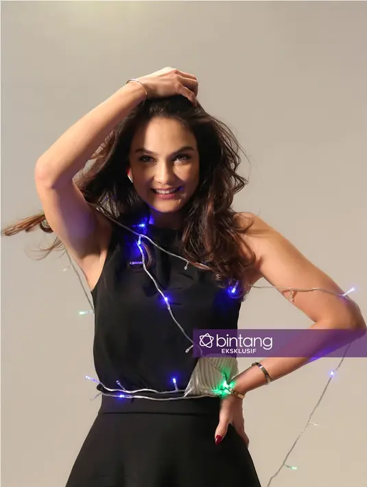 Setalah sempat vakum lama, Luna Maya kembali muncul dalam layar lebar dalam film The Doll 2. Ia membintangi film tersebut bersama dengan Herjunot Ali. (Bambang E. Ros/Bintang.com)