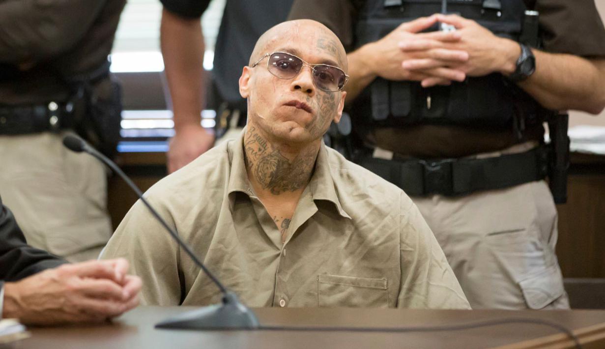 Nikko Jenkins saat menghadiri sidang vonis di Pengadilan Distrik Douglas County di Omaha, Neb, Selasa (30/5). Jenkins terbukti membunuh empat orang di sekitar Omaha pada tahun 2013 dan ia dijatuhi hukuman mati oleh hakim. (AP/Pool) 