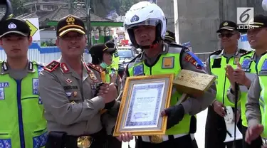 3 Polisi yang membantu mobil di tanjakan dapat penghargaan dari Polda Jateng.
