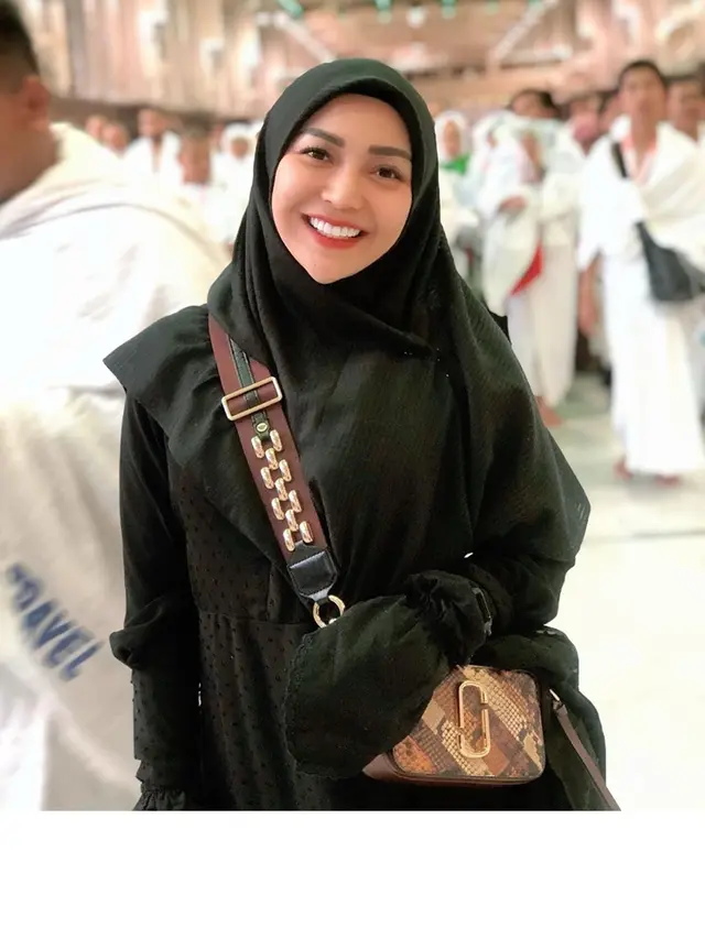 6 Potret Chacha Sherly Eks Trio Macan saat Kenakan Hijab, Tampil Anggun Menawan