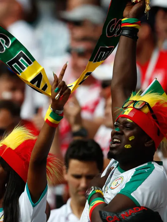 Suporter Senegal menyanyikan lagu kebangsaan mereka sebelum dimulainya pertandingan grup H Piala Dunia 2018 melawan Polandia di Stadion Spartak di Moskow, Rusia (19/6). (AP Photo / Eduardo Verdugo)