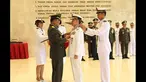 Panglima TNI Jenderal TNI Dr. Moeldoko menyematkan Tanda Kehormatan Republik Indonesia Bintang Jalasena Utama kepada Pangab Korea di Mabes TNI Cilangkap, Jakarta Timur, Selasa (20/01/2015). (Puspen TNI)