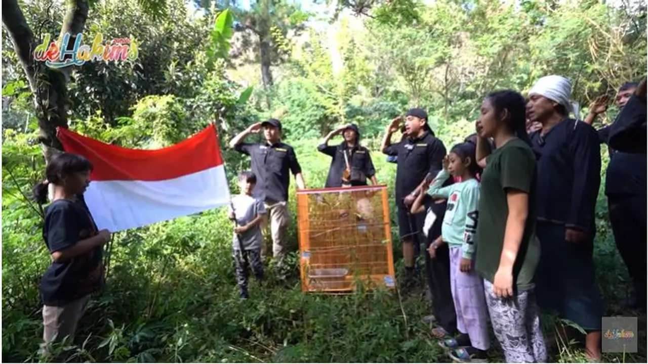 7 Momen Irfan Hakim dan Sang Putra Rayakan HUT ke-77 Kemerdekaan RI di Gunung