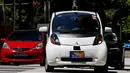 Taksi tanpa sopir ketika test drive di jalan raya Singapura, Kamis (25/8). Startup nuTonomy menjadi perusahaan pertama di dunia yang menguji coba taksi tanpa sopir di Singapura menggunakan mobil Renault dan Mitsubishi yang dimodifikasi. (REUTERS/Edgar Su)