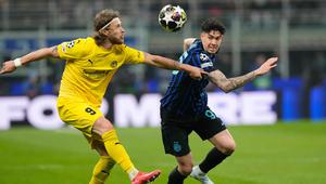 Inter Milan akhirnya mampu mencetak gol lewat aksi Alessandro Bastoni pada menit ke-76. Skor berubah menjadi 1-2. Tampak dalam foto, pemain Bodo/Glimt, Kasper Hogh (kiri) berebut bola dengan Alessandro Bastoni dari Inter Milan selama pertandingan babak playoff Liga Champions 2025-2026 di stadion San Siro, Italia, Selasa 24 Februari 2026 waktu setempat atau Rabu (25/2/2026) dini hari WIB. (AP Photo/Luca Bruno)
