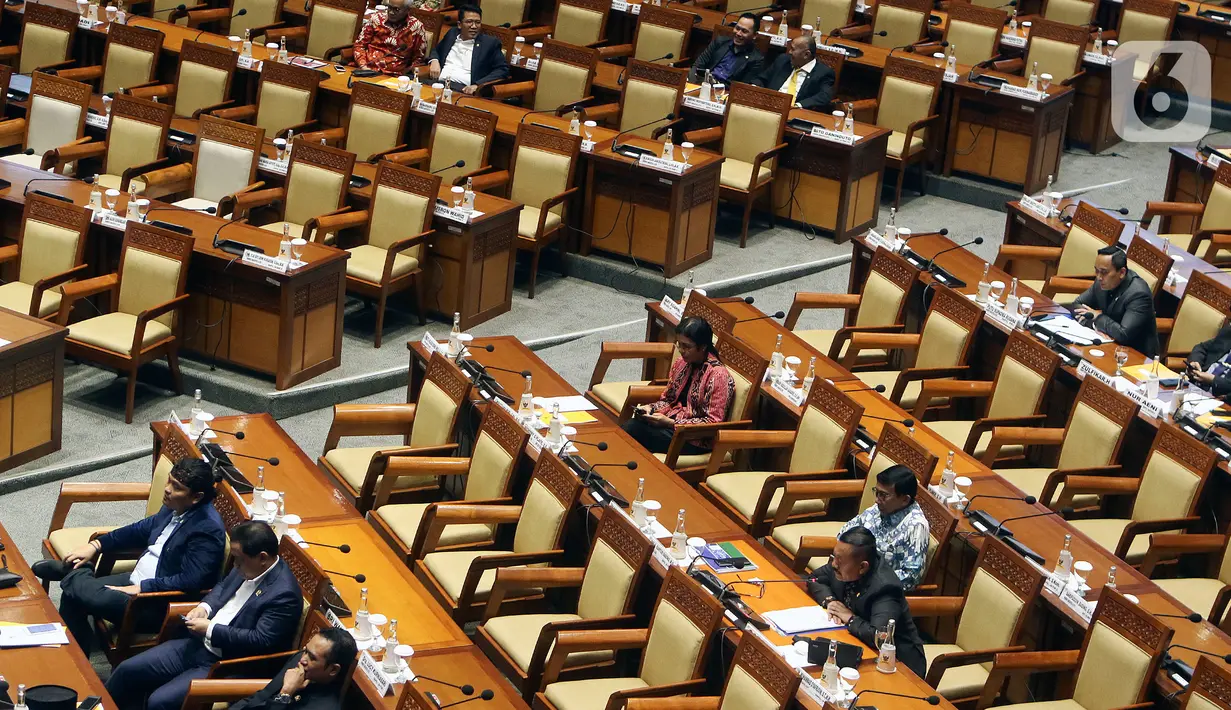 Anggota DPR mengikuti Rapat Paripurna 10 Masa Persidangan II Tahun 2019-2020 di Kompleks Parlemen, Senayan, Jakarta, Kamis (6/2/2020). DPR mengesahkan Undang-Undang Perjanjian Perdagangan Bebas Indonesia-Australia Comprehensive Economic Partnership Agreement (IA-CEPA). (Liputan6.com/Johan Tallo)
