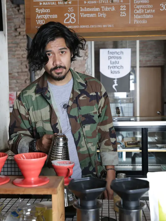 Sebagai mantan kekasih, mendengar kabar rencana gagal itu, lantas seperti tanggapan Chicco? Sebagai sahabat, ia berharap bisa sabar. Hal itu sudah menjadi suratan takdir yang harus dijalani. (Bambang E. Ros/Bintang.com)