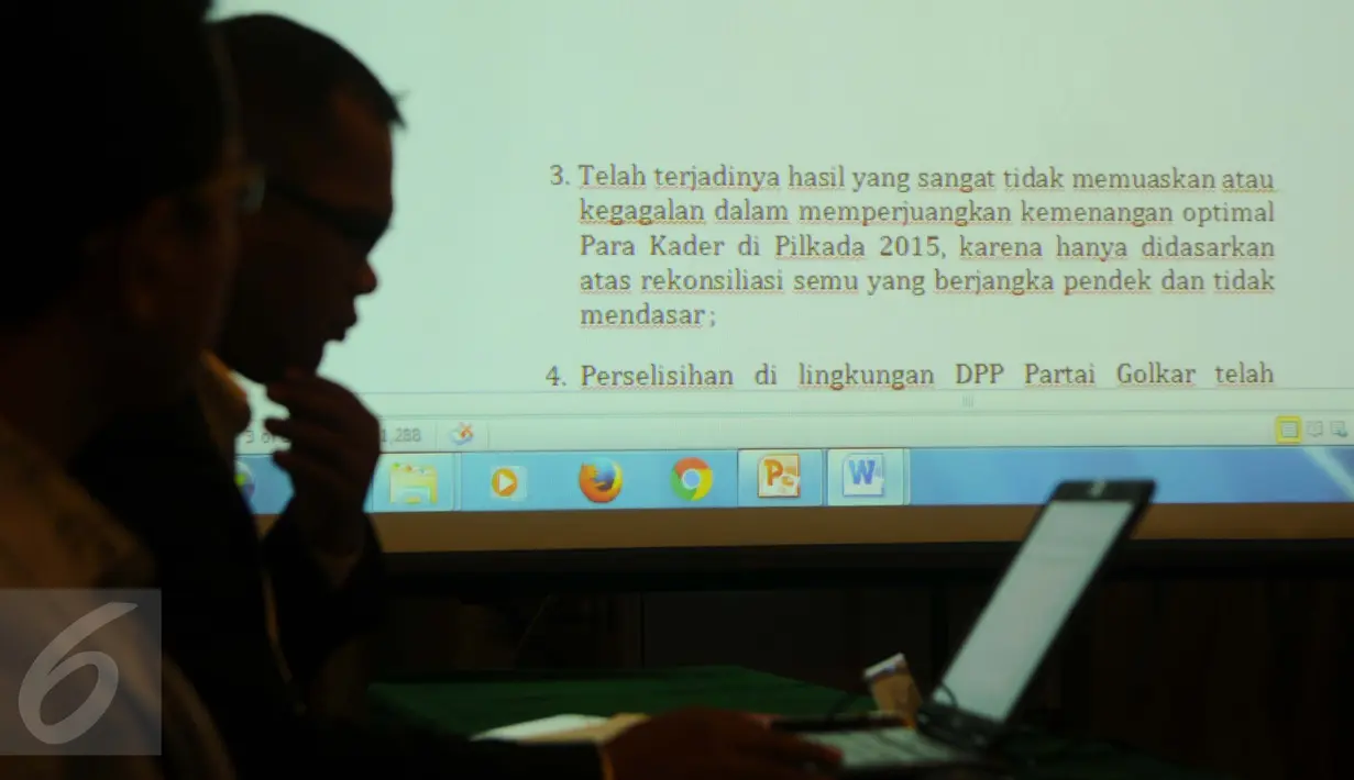 Notulen melihat hasil putusan pada sidang mahkamah Partai Golkar di Jakarta, Jumat (15/1/2016). Sidang memutuskan untuk membentuk tim transisi untuk rekonsiliasi total melalui munas. (Liputan6.com/Helmi Fithriansyah)