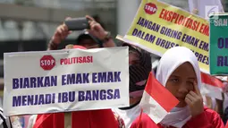 Gerakan Perempuan Milenial Indonesia (Permisi) membawa poster saat menggelar aksi di Gedung Bawaslu, Jakarta, Rabu (12/9). Mereka meminta Bawaslu turun tangan menyetop politisasi emak-emak di Pilpres 2019. (Merdeka.com/Imam Buhori)