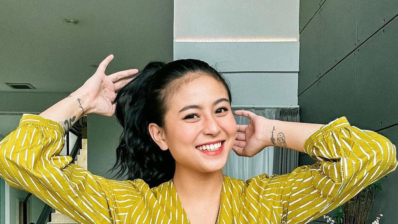 6 Inspirasi OOTD Berkain ala Awkarin, Stylish dan Kekinian!