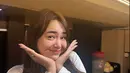 Meski sudah berusia 25 tahun, namun Amanda tetap bak anak remaja belasan tahun. Foto Amanda Manopo ini diunggah oleh Salshabilla Adriani beberapa menit sebelum unggah video kejutan ulang tahun Amanda. Seharian di lokasi syuting, tak heran jika Amanda dan Salshabilla sangat dekat. Dalam sinetron tersebut, Amanda Manopo berperan sebagai Yasmin dan Salsha sebagai Dania. (Liputan6.com/IG/@salshabillaadr)