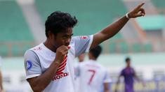 Lima gol tercipta dalam laga pekan ke-4 BRI Liga 1 2021/2022 antara PSM Makassar kontra Persik Kediri di Stadion Wibawa Mukti, Kamis (23/9/2021). PSM menjadi pemenang dengan skor 3-2 usai Ilham Udin Armaiyn mencetak gol penentu ke gawang Persik di masa injury time. (Bola.com/M Iqbal Ichsan)