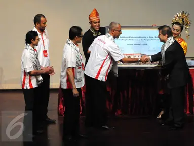 Presdium MER-C, Faried Talib bersalaman dengan Menteri Kesehatan Palestina, Jawad Awed saat penyerahan simbolis RS Indonesia di Gaza, Jakarta, Sabtu (9/1/2016). RS Indonesia adalah bentuk kepedulian Indonesia kepada Palestina. (Liputan6.com/Helmi Afandi)