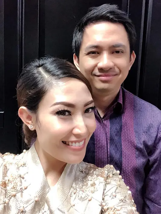 Begini jadinya jika Regi Datau dipaksa foto oleh Ayu Dewi. Senyumnya seperti orang yang tak ikhlas ya. (Foto: instagram.com/mrsayudewi)