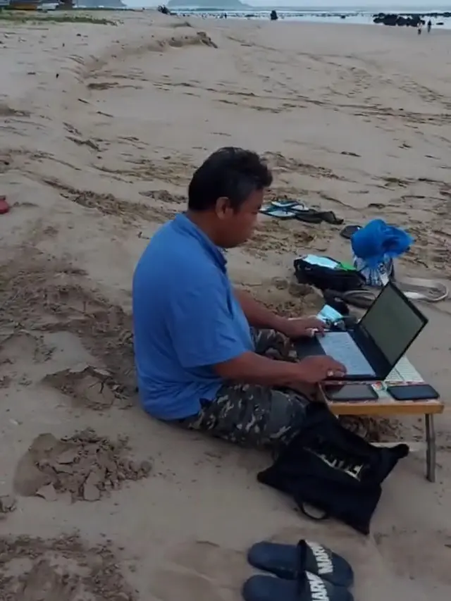 Kisah suami yang menemani keluarga liburan di pantai sambil kerja.