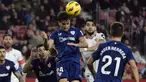 Pemain Athletic Bilbao Benat Prados menyundul bola saat melawan Sevilla pada pertandingan sepak bola Liga Spanyol di Stadion Ramon Sanchez Pizjuan, Seville, Spanyol, Kamis (4/1/2024). (CRISTINA QUICLER/AFP)