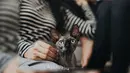 Kucing seakan menjadi saksi keromantisan dari Raditya Dika dan Anissa Aziza. Raditya Dika memang dikenal sebagai selebriti Indonesia yang suka dengan dengan kucing. (Foto: instagram.com/aldosinarta)