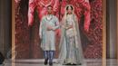Model mengenakan koleksi busana pengantin pada pameran pernikahan yang bertajuk Unveil, From Indonesia to the World di Grand Ballroom Shangri-La Hotel, Jakarta, Jumat (5/6/2015). (Liputan6.com/Herman Zakharia)