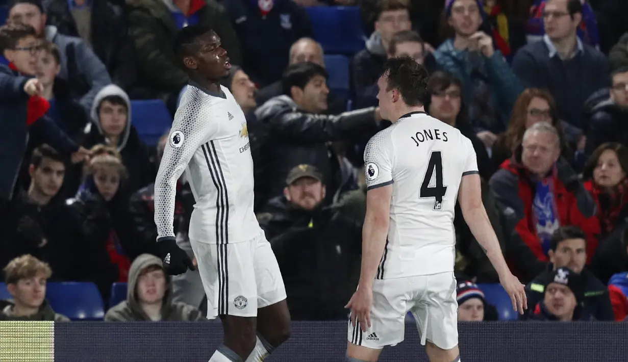 Pemain Manchester United, Paul Pogba (kiri) merayakan gol bersama rekannya Phil Jones  saat melawan Crystal Palace pada lanjutan Premier League di Selhurst Park, London (14/12/2016).  (AFP/Adrian Dennis)