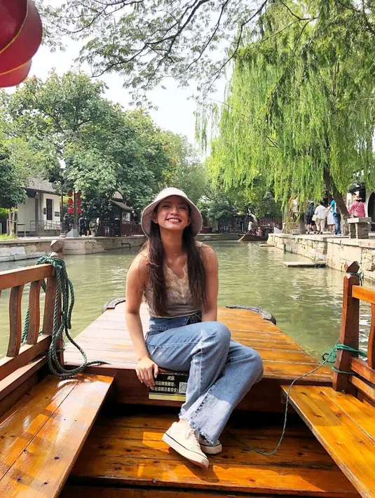Outfit Nadia Saphira saat liburan ini juga bisa ditiru. memakai busana sederhana dengan celana jeans dan sneakers, bucket hat putih bisa jadi pilihan saat liburan namun tetap terlihat stylish. (Liputan6.com/IG/@nadsap)