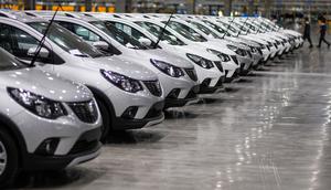 Sejumlah mobil terparkir di pabrik VinFast, Haiphong, Vietnam, Jumat (14/6/2019). Selain memenuhi pasar domestik, VinFast juga akan menjual mobilnya untuk pasar ekspor yang besar kemungkinan ke Eropa. (Manan VATSYAYANA/AFP)