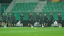 Skuat Sassoulo FC menjalani latihan ringan di Stadion Allianz, Rabu (19/10/2016) malam waktu setempat. (Bola.com/Reza Khomaini)