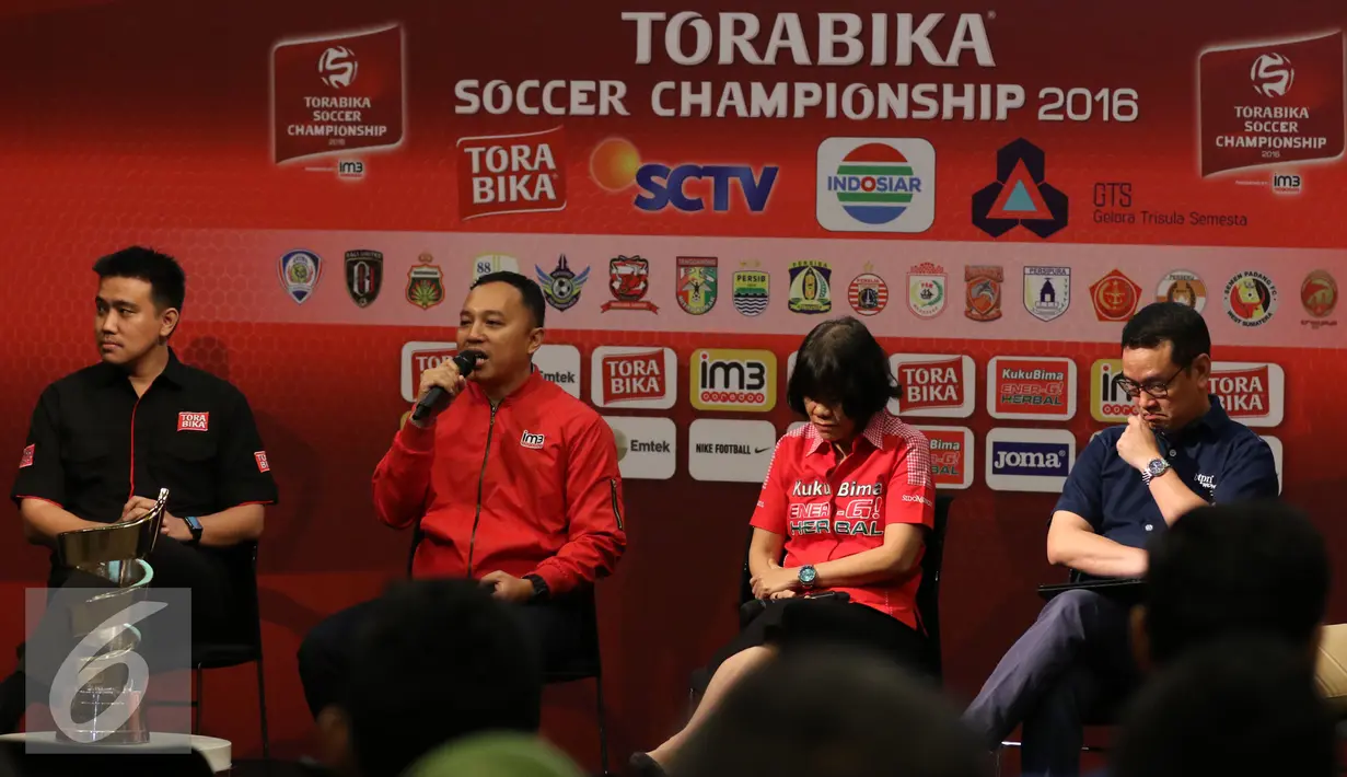 Pihak sponsor memberikan keterangan saat press conference Torabika Soccer Championship di Main Hall SCTV, Jakarta, Rabu (21/12). Hasil klasmen akhir menentukan kesebelasan Persipura Jayapura keluar sebagai juara. (Liputan6.com/Gempur M. Surya)