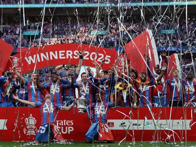 Para pemain Crystal Palace merayakan gelar juara Piala FA 2024/2025 setelah mengalahkan Manchester City dalam laga final yang berlangsung di Stadion Wembley, London, Inggris, Sabtu (17/05/2025). (AFP/Adrian Dennis)