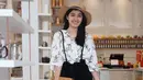 Nah, setuju kan kalau Cut Syifa disebut imut banget. Coba lihat, kali ini Cut Syifa memakai jumpsuit hitam dan kemeja putih. Juga topi berwarna cokelat yang warnanya senada dengan clutchnya. (Instagram/cutsyifaa)