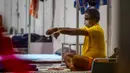 Pasien melakukan yoga di dalam bangsal di kompleks olahraga Commonwealth Games (CWG) Village yang sementara diubah menjadi pusat perawatan Covid-19 di New Delhi, India, Kamis (16/7/2020). Kasus virus corona (Covid-19) di India hampir menyentuh angka 1 juta orang.  (Money SHARMA / AFP)
