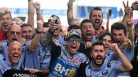Alex Marquez bersama kru tim Gresini Racing usai finis kedua pada Main Race MotoGP Argentina 2025. (Luis ROBAYO / AFP)