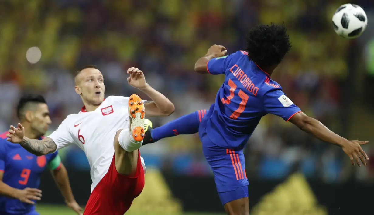 Gelandang Kolombia, Juan Cuadrado, berebut bola dengan gelandang Polandia, Jacek Goralski, pada laga grup H Piala Dunia di Kazan Arena, Kazan, Minggu (24/6/2018). Kolombia menang 3-0 atas Polandia. (AP/Frank Augstein)