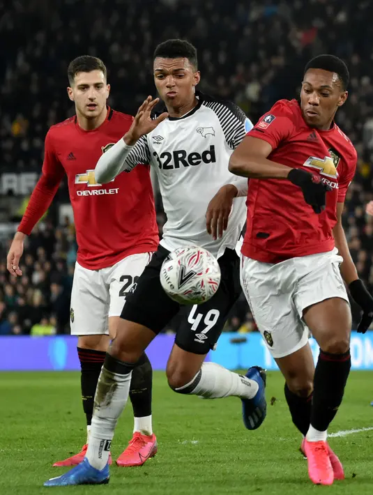 Pemain Manchester United Anthony Martial (kanan) berebut bola dengan pemain Derby County Morgan Whittaker pada pertandingan putaran kelima Piala FA di Pride Park, Derby, Inggris, Kamis (5/3/2020). Manchester United menang dengan skor 3-0. (AP Photo/Rui Vieira)