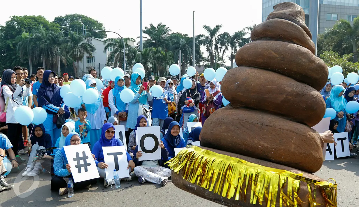 Puluhan warga sosialisasikan 'Toilet Sehat' saat Car Free Day (CFD) di Bundaran HI, Jakarta, Minggu (15/11/2015). Dalam acara tersebut tampil sebuah maskot berbentuk kotoran manusia yang membuat suasana semakin seru. (Liputan6.com/Yoppy Renato)