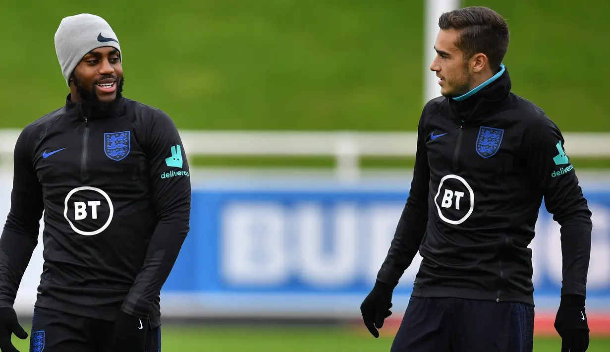 Bek Inggris Danny Rose (kiri) berbincang dengan gelandang Harry Winks saat mengikuti sesi pelatihan tim Inggris di St George's Park di Burton-on-Trent, Inggris tengah 7/10/2019). Inggris akan melawan Republik Ceko pada kualifikasi Euro 2020 di Praha. (AFP Photo/Paul Ellis)
