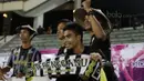 Suporter (Penyokong) mengenakan  atribut khas Terengganu memberi dukungan kepada T-Team saat berlaga pada babak play-off melawan ATM FA di Stadion Perak, Malaysia, Sabtu (30/01/2016). (Bola.com/Nicklas Hanoatubun)